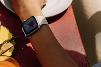 Apple Watch screen interface showing apps and information before performing a reset
