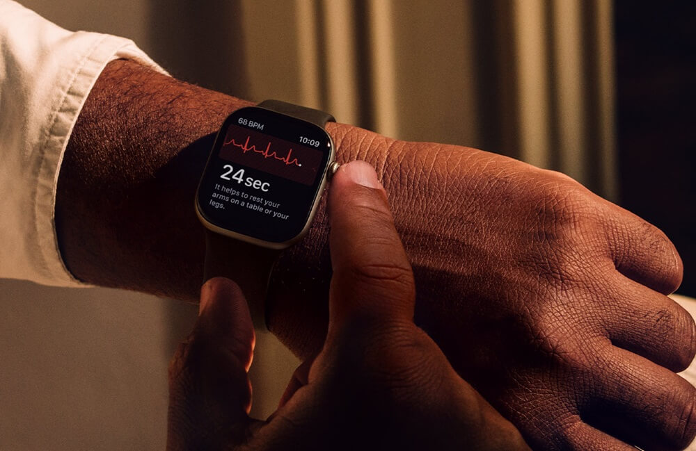 Person pressing the side button on an Apple Watch to turn it off